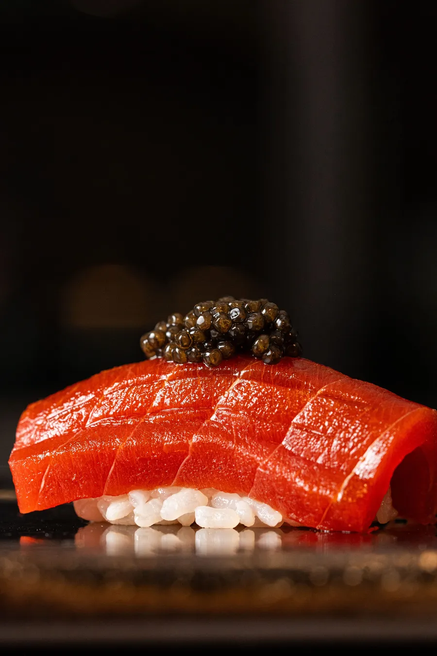 Nigiri de atún con caviar